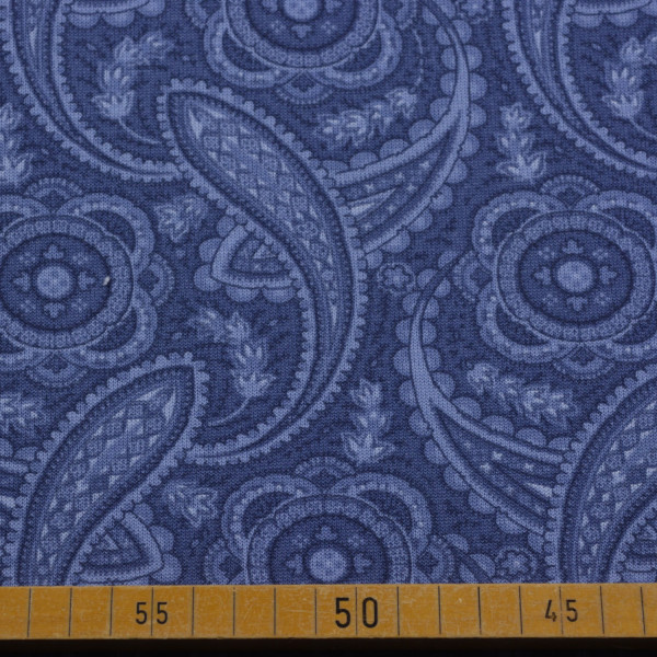 Sweatstoff mit Paisley-Muster in Blau – Baumwoll-Polyester-Mischung für vielseitige Nähprojekte.