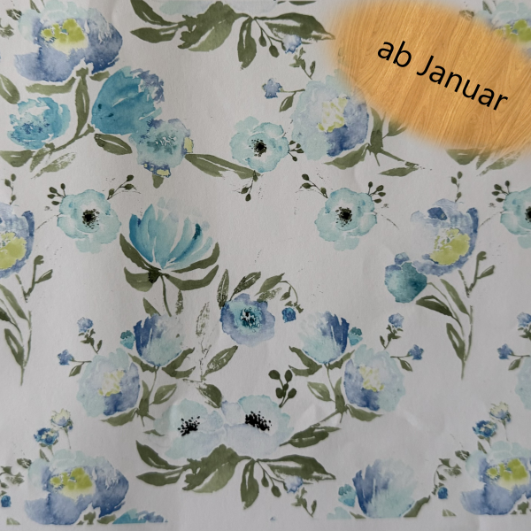 Musselin Stoff – 100% Baumwolle – Florales Muster in Blau- und Grüntönen auf hellem Hintergrund – 130 cm breit, 125 g/m²