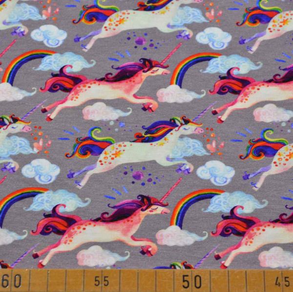 Baumwoll Jersey bedruckt mit Einhörnern, Regenbögen und Wolken auf grauem Hintergrund - 150 cm Breite