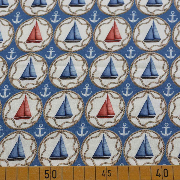 Maritime Baumwolle: Anker und Segelschiffe auf blauem Grund