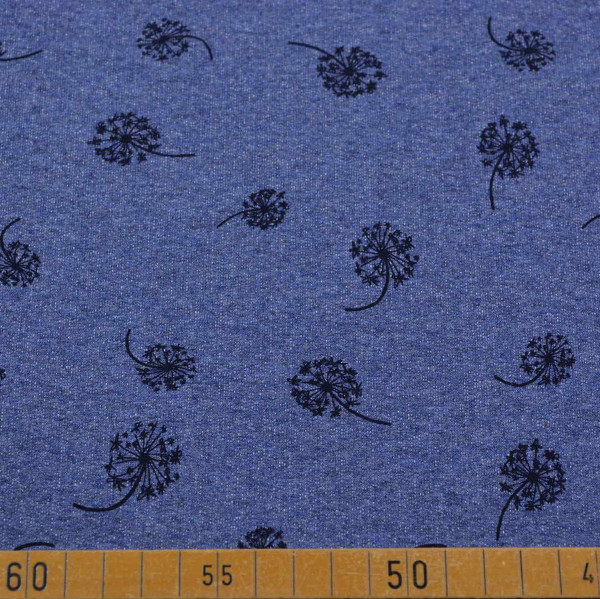 Ein stilvoller French Terry Stoff in Marineblau mit schwarz illustrierten Pusteblumen. Ideal für komfortable Kleidung und kreative Nähprojekte. 95% Baumwolle, 5% Elasthan, 250 g/m², 150 cm breit.