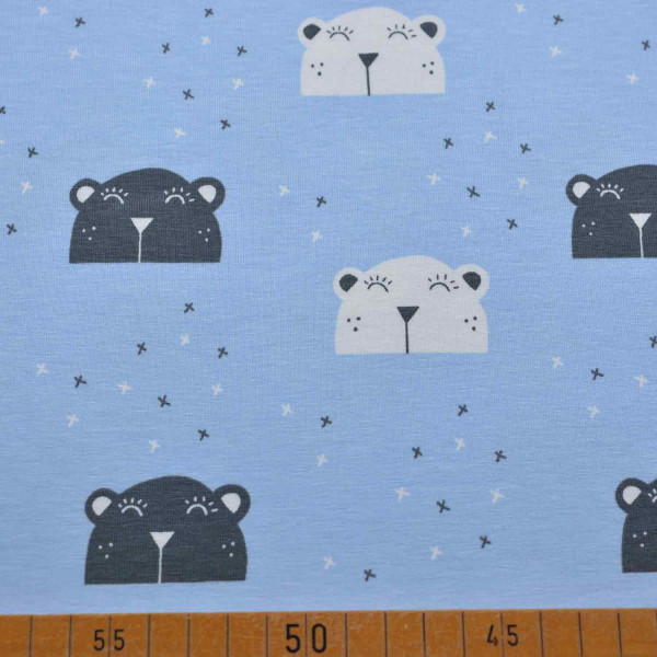 Ein hochwertiger Baumwoll Jersey mit niedlichen Bärenköpfen in Schwarz und Weiß auf einem blauen Untergrund. Ideal für Kinderbekleidung und Accessoires. 95% Baumwolle, 5% Elasthan, 220 g/m², 150 cm breit.