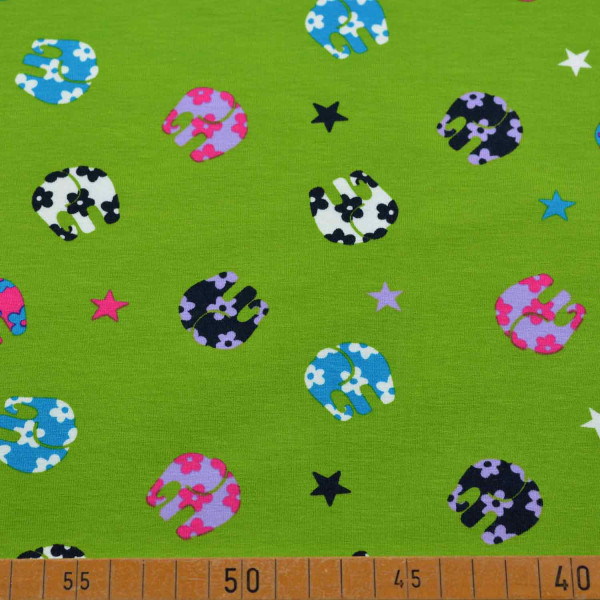 Baumwoll Jersey mit Elefanten und Blumen in Rosa, Schwarz, Blau und Weiß auf Grünem Hintergrund - 95% Baumwolle, 5% Elasthan, 220 g/m², 150 cm breit