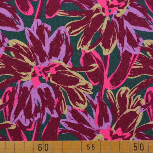 French Terry 'Karin' mit Blumenmotiv: Dunkelgrün, violette Blüten, Akzente in Bordeauxrot und Gelb, pinke Umrandungen - 95% Baumwolle, 5% Elasthan, 230 g/m², 150 cm breit